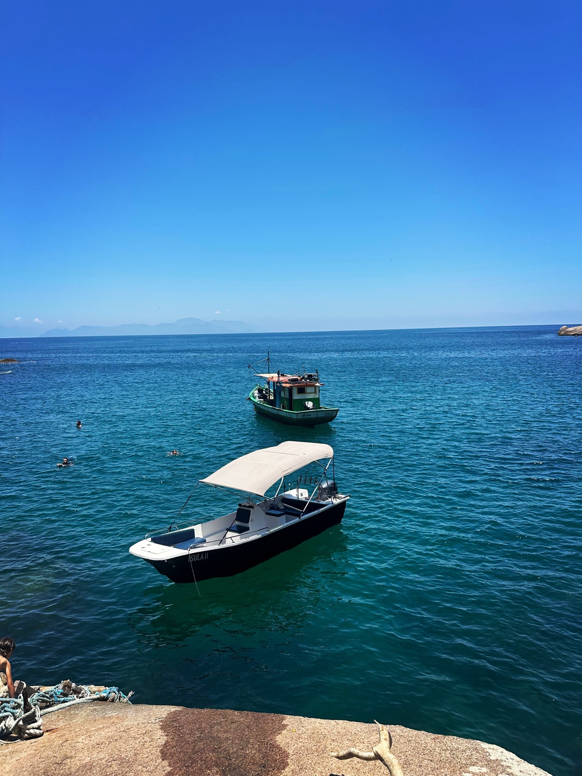 Embarcação vista da costa